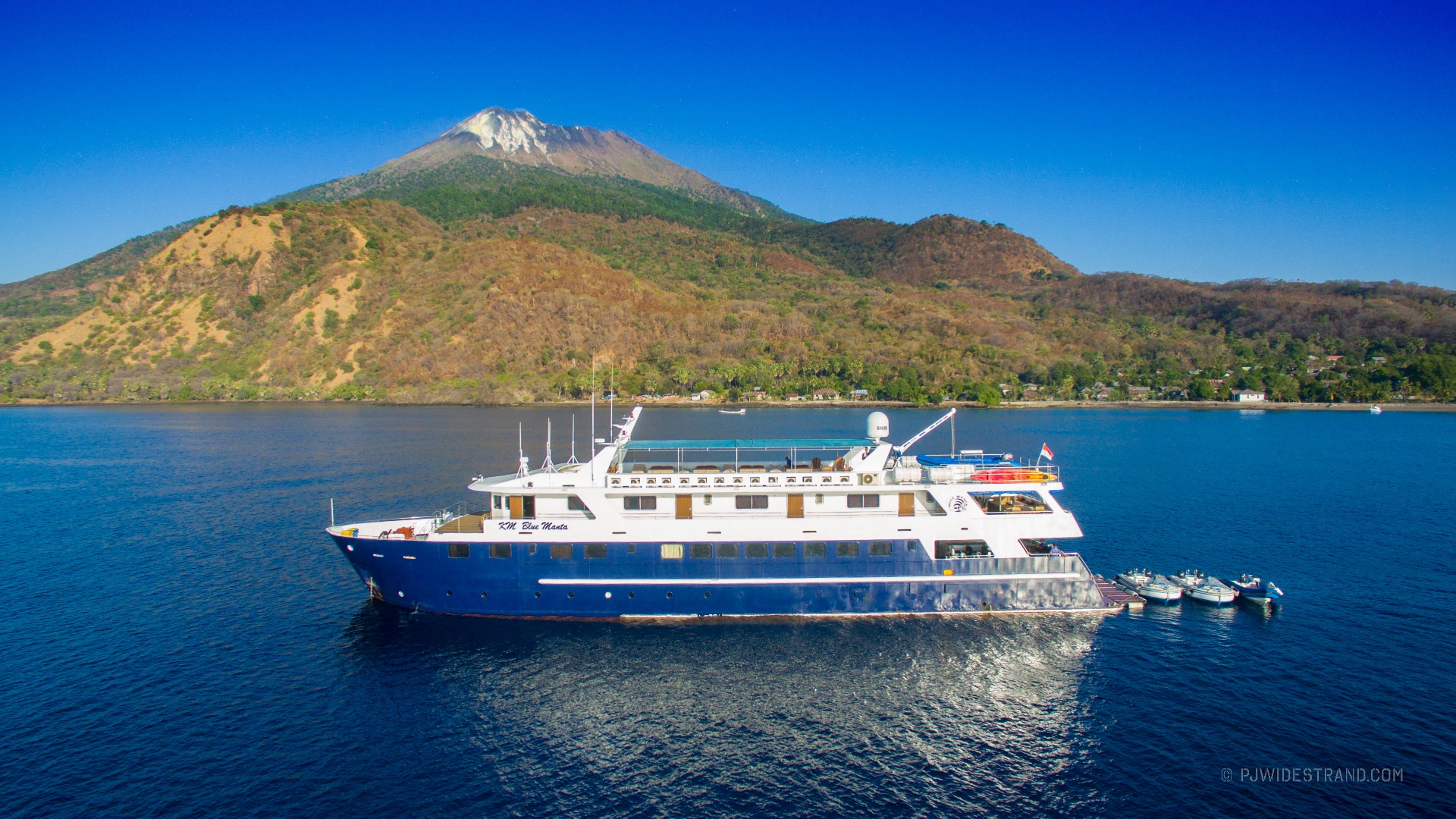 Blue Manta liveaboard, Indonesia